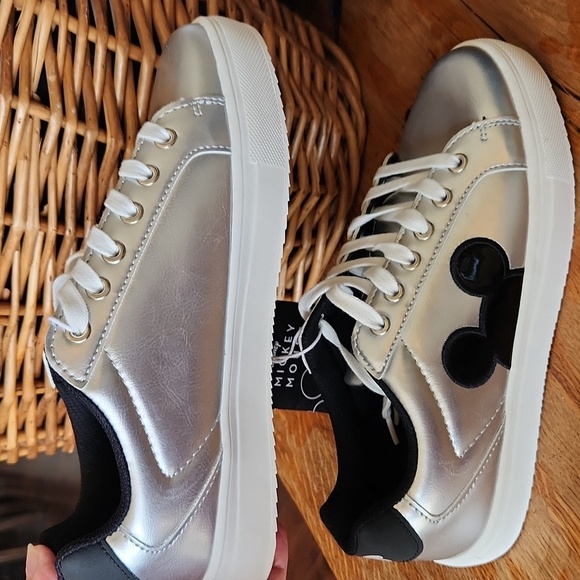 Silver Mickey Sneakers sz 9 Metallic Disneyworld Disneyland - Picture 10 of 10